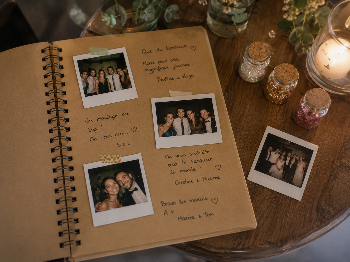 Le livre d'or photo permet de conserver un souvenir physique mais nécessite un appareil photo instantané